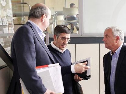 Vázquez junto Patxi López y Gaspar Zarrarías tras el comité del PSOE 