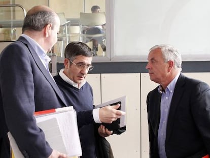 Vázquez junto Patxi López y Gaspar Zarrarías tras el comité del PSOE 