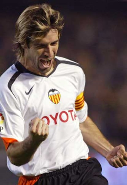 El jugador del Valencia, David Albelda, celebra uno de los goles.