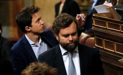 Iván Espinosa de los Monteros (derecha), diputado de Vox, e Íñigo Errejón, de Más País, durante las votaciones para decidir la composición de la Mesa del Congreso.