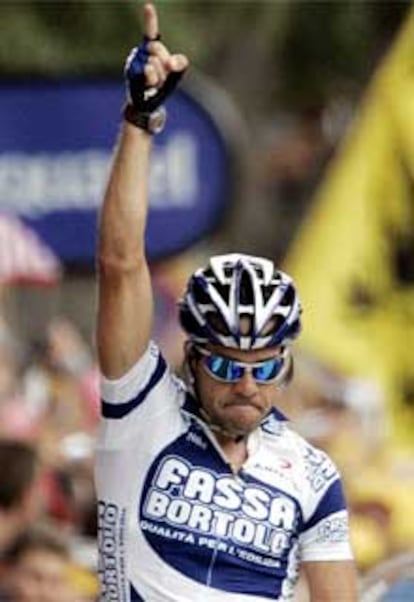 El ciclista del Fassa Bortolo celebra su triunfo en la meta de Nimes.