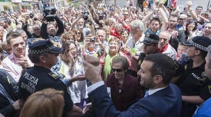 El alcalde de Tavernes de la Valldigna, Jordi Juan, en primer plano, celebra la paralización de la moción de censura.