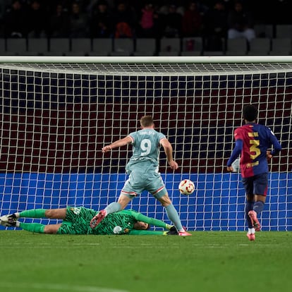 BARCELONA, SPAIN - FEBRUARY 25: Alexander Sorloth (2nd R) of Atletico de Madrid scores the fourth goal of his team during the Copa del Rey Semi Final match between FC Barcelona and Atletico de Madrid at Estadi Olimpic Lluis Companys on February 25, 2025 in Barcelona, Spain. (Photo by Pedro Salado/Getty Images)