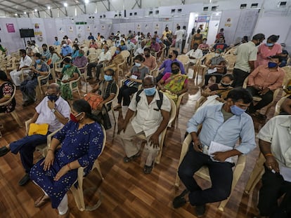 Un grupo de ciudadanos de Bombay espera los efectos de la vacuna contra el coronavirus este viernes en un centro de vacunación.