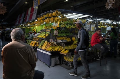 Personas compran comida en un mercado en Caracas, Venezuela el 19 de Diciembre de 2025.