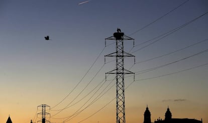 Tendido eléctrico en Pamplona.