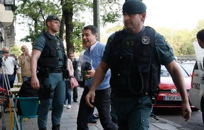 El expresidente de la Comunidad de Madrid, Ignacio González, a su llegada al despacho que tiene en la calle Alcalá de Madrid acompañado por Guardias Civiles para proceder al registro del mismo.