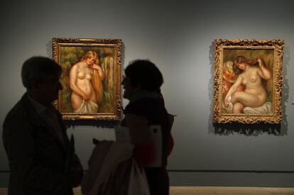 El Thyssen reúne 76 obras de uno de los impresionistas más populares en una gran monográfica que reivindica su complejidad. En la imagen, dos visitantes del Thyssen ante sendos desnudos de Renoir: La fuente (1906, a la izquierda) y Gran bañista (1905).
