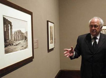 Enrique Ordóñez, ayer, ante las fotografías de su colección expuestas en el Museo de Bellas Artes.