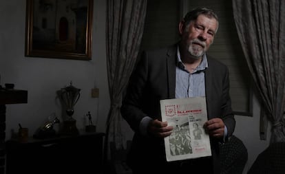 Rafael Muga, con el primer ejemplar de la revista 'Olímpico Villaverde'.