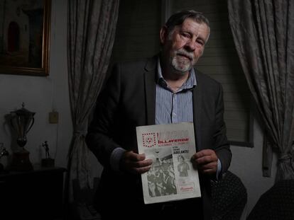 Rafael Muga, con el primer ejemplar de la revista 'Olímpico Villaverde'.