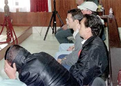 Los acusados en el 'caso Holgado', durante la sesión celebrada hoy en la Audiencia Provincial de Cádiz.