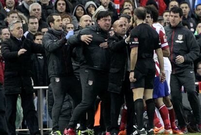 Tángana que supuso la expulsión de Germán 'Mono' Burgos, ayudante de Simeone, en el derbi del Calderón