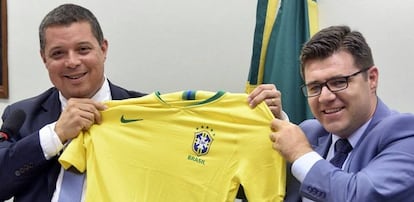 Deputado Fábio Mitidieri recebe camisa da seleção, em Brasília.