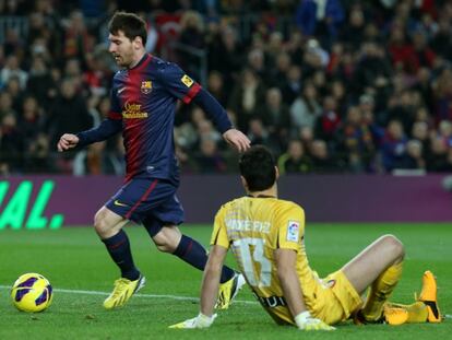 Messi deja sentado a Andrés Fernández para marcar el primer gol del partido.