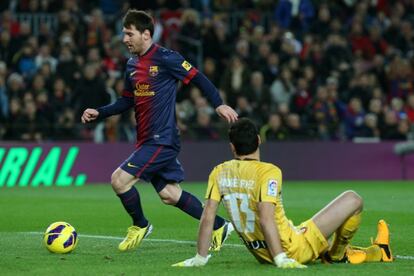 Messi deja sentado a Andrés Fernández para marcar el primer gol del partido.