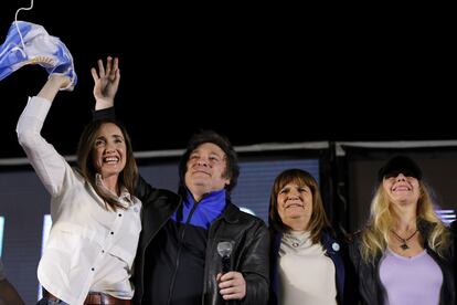 Desde la izquierda, Javier Milei, candidato a la presidencia; Victoria Villarruel, candidata a la vicepresidencia; Patricia Bullrich, excandidata a la presidencia, y Karina, hermana de Milei, durante el cierre de campaña en Córdoba.