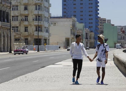 Roiniel Torres y Dariel Hernández pasean por el malecón en La Habana.