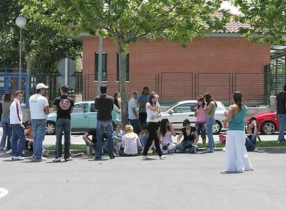 Amigos de los fallecidos y heridos en el accidente se consuelan mientras esperan noticias.