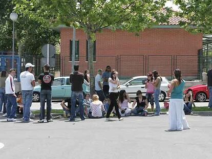 Amigos de los fallecidos y heridos en el accidente se consuelan mientras esperan noticias.