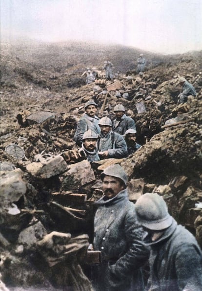 Imagen coloreada de los poilus –el nombre popular con el que se conocía a los soldados franceses, los peludos– en una trinchera en Verdún.