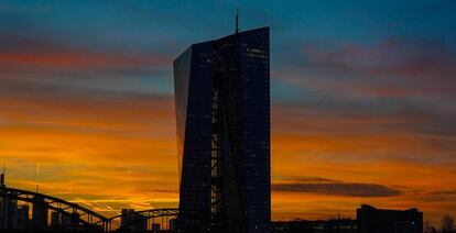Vista del Banco Central Europeo (BCE) desde un barco en el río Main en Fráncfort (Alemania), el pasado día 17.