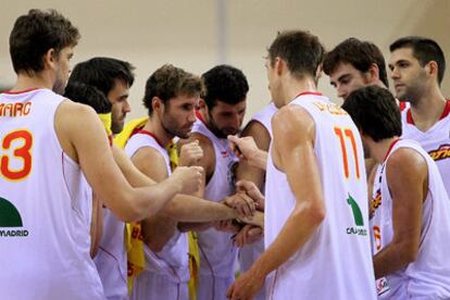 Los jugadores españoles hacen piña durante el partido contra Canadá.