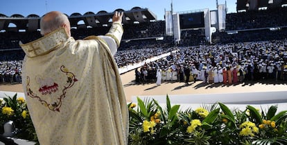 El papa Francisco oficia una misa multitudinaria en Abu Dabi.