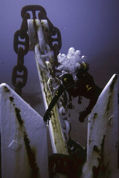 Un Carabineri inspecciona el ancla del Costa Concordia en una imagen difundida por la policía italiana