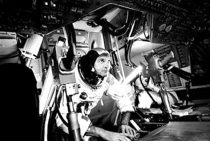 Michael Collins en el Módulo de Mando del 'Apolo 11', practicando la retirada de la escotilla de acoplamiento desde el simulador CM en el Centro Espacial Johnson de la NASA, en Houston, el 28 de junio de 1969.