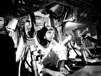 Michael Collins en el Módulo de Mando del 'Apolo 11', practicando la retirada de la escotilla de acoplamiento desde el simulador CM en el Centro Espacial Johnson de la NASA, en Houston, el 28 de junio de 1969.