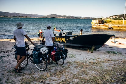 Dos peregrinos franceses aguardan la salida de una barca para cruzar la desembocadura del río Miño con sus bicicletas, desde Caminha (Portugal) hasta A Guarda (Pontevedra).