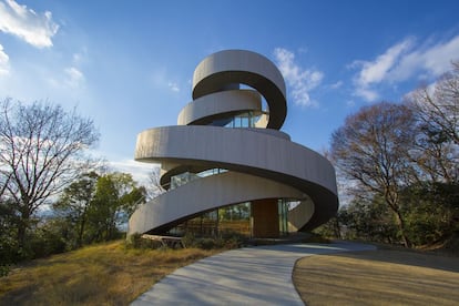 Dos escaleras en caracol entrelazadas forman esta capilla de bodas de un complejo hotelero de Hiroshima. Ambas ramas de la escalinata simbolizan la unión matrimonial, el abrazo entre los amantes. “Los dos que solía recorrer caminos separados se unen como uno en la parte superior”, explica el arquitecto Hiroshi Nakamura en su página web. Desde lo alto, a 15 metros de altura, se divisa de manera panorámica el mar interior de Japón, o mar de Seto.