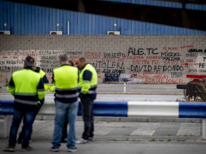 Trabajadores de Acerinox acampados en la puerta de Acerinox a mediados del pasado mes de mayo.