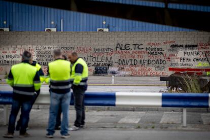 Varios de los trabajadores de Acerinox acampados, cerca de la empresa, el 8 de mayo.