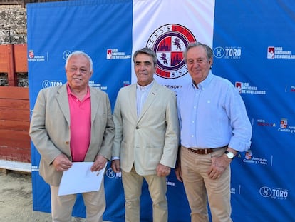 Desde la izquierda, el consejero Gonzalo Santonja, el ganadero y presidente de la Fundación Toro de Lidia, Victorino Martín, y el extorero Pedro Moya, 'El Niño de la Capea', en la presentación de las novilladas en Béjar (Salamanca), el 11 de julio.