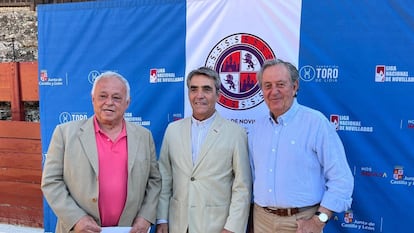 Desde la izquierda, el consejero Gonzalo Santonja, el ganadero y presidente de la Fundación Toro de Lidia, Victorino Martín, y el extorero Pedro Moya, 'El Niño de la Capea', en la presentación de las novilladas en Béjar (Salamanca), el 11 de julio.