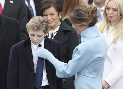 Melania Trump e seu filho Barron durante a cerimônia.