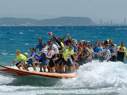 Un grupo de 47 personas batió el pasado sábado en la Gold Coast de Australia dos récords, el de utilización de la mayor tabla de surf y el de más personas sobre una de estas planchas de navegación.