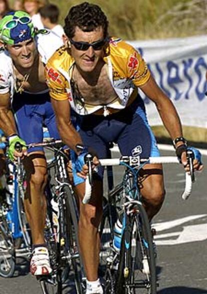 Roberto Heras y, detrás, Alejandro Valverde, antes de que éste se descolgara.