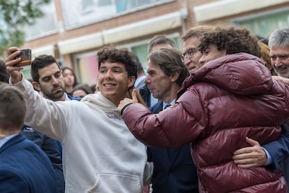 El presidente del Partido Popular, Alberto Núñez Feijóo, y el expresidente del Gobierno José María Aznar, se fotografían con jóvenes universitarios, en noviembre de 2023.