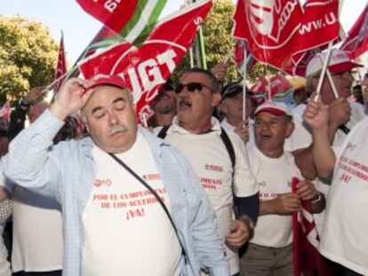 Extrabajadores de Santana celebran en Sevilla el fin del conflicto.