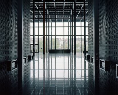 'Sans Titre', de Jenny Holzer, se integra en la arquitectura imponente del palacio de justicia, obra de Jean Nouvel (2000).