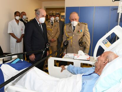 El presidente de Argelia, Abdelmayid Tebún, y el jefe del Estado mayor, Said Chengriha, visitan a Brahim Gali, en el hospital de Argel, a su regreso de España.