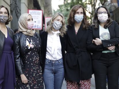 Ada Colau, Fatima Hamed Hossain, Yolanda Díaz, Mónica García y Mònica Oltra, este sábado en Valencia.