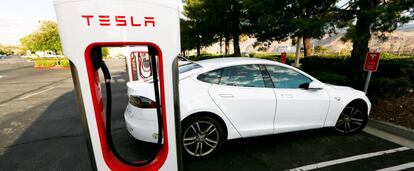 Un coche Tesla recargando su batería en una estación especilizada, en California.