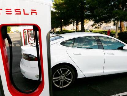 Un coche Tesla recargando su batería en una estación especilizada, en California.