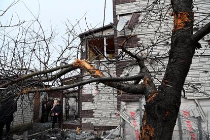 Vivienda dañada por la metralla y la onda expansiva de las explosiones, este jueves en Bélgorod.
