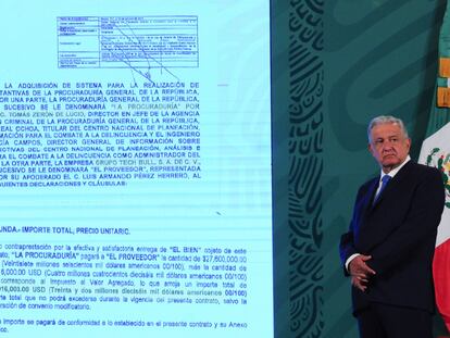 López Obrador muestra el contrato que la PGR realizó para la compra de Pegasus, durante una conferencia de prensa en julio de 2021.