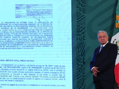 El presidente de México, Andrés Manuel López Obrador, muestra el contrato que la PGR realizó para la compra de Pegasus, durante una conferencia de prensa en julio de 2021.